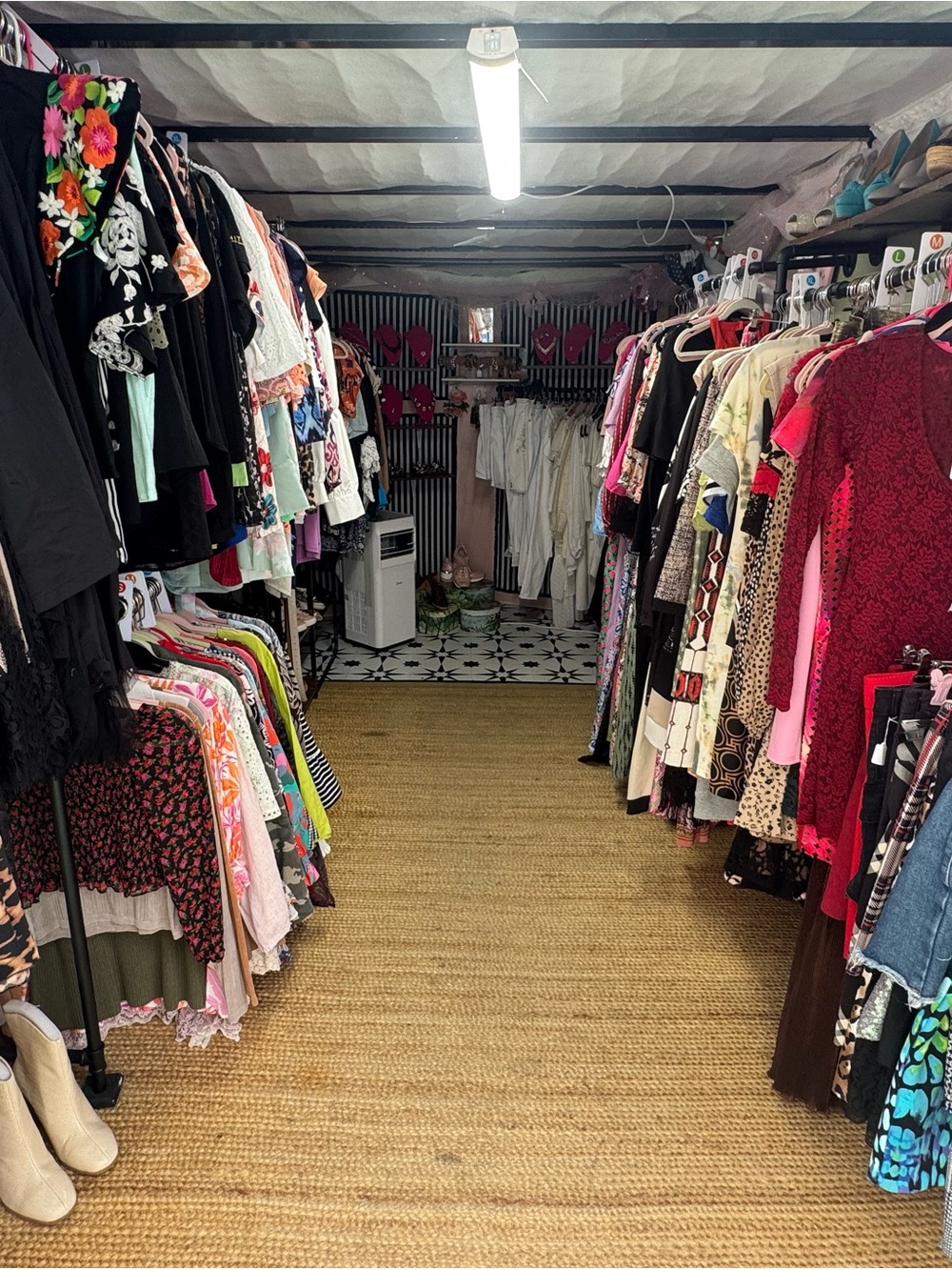 Vendor boutique thrift trailer business w/ inventory